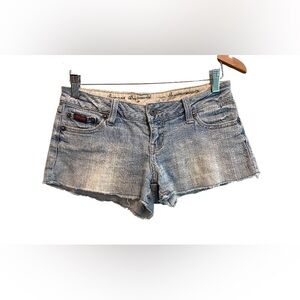 Zana DI: Classic Blue Jean Shorts with Frayed Hem and Stretch Fit